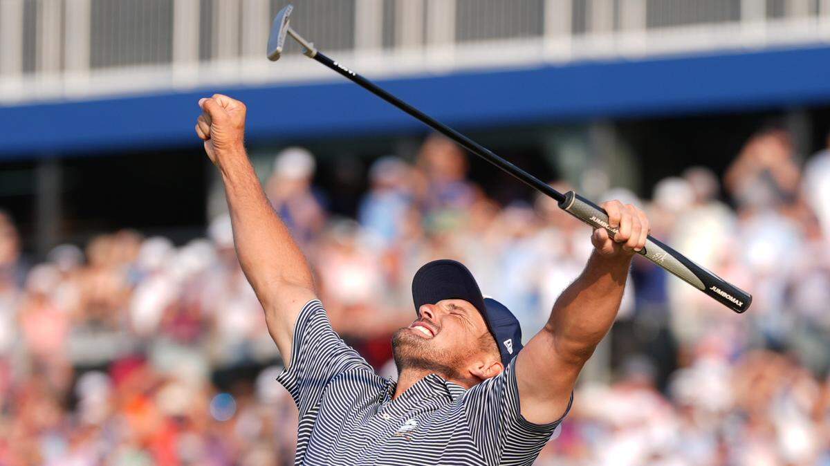 Bryson DeChambeau celebrates after putting on the eighteenth green to win the U.S. Open golf tournament.