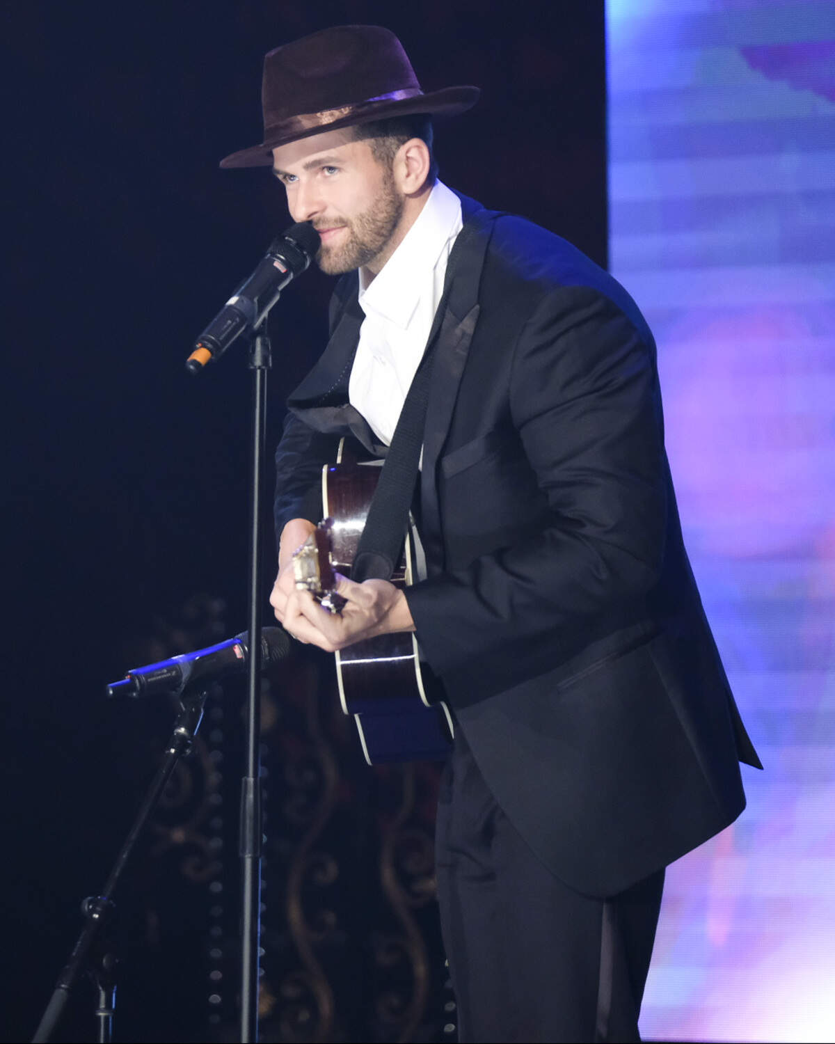 Jed Wyatt performs during Season 15 of “The Bachelorette” on ABC.