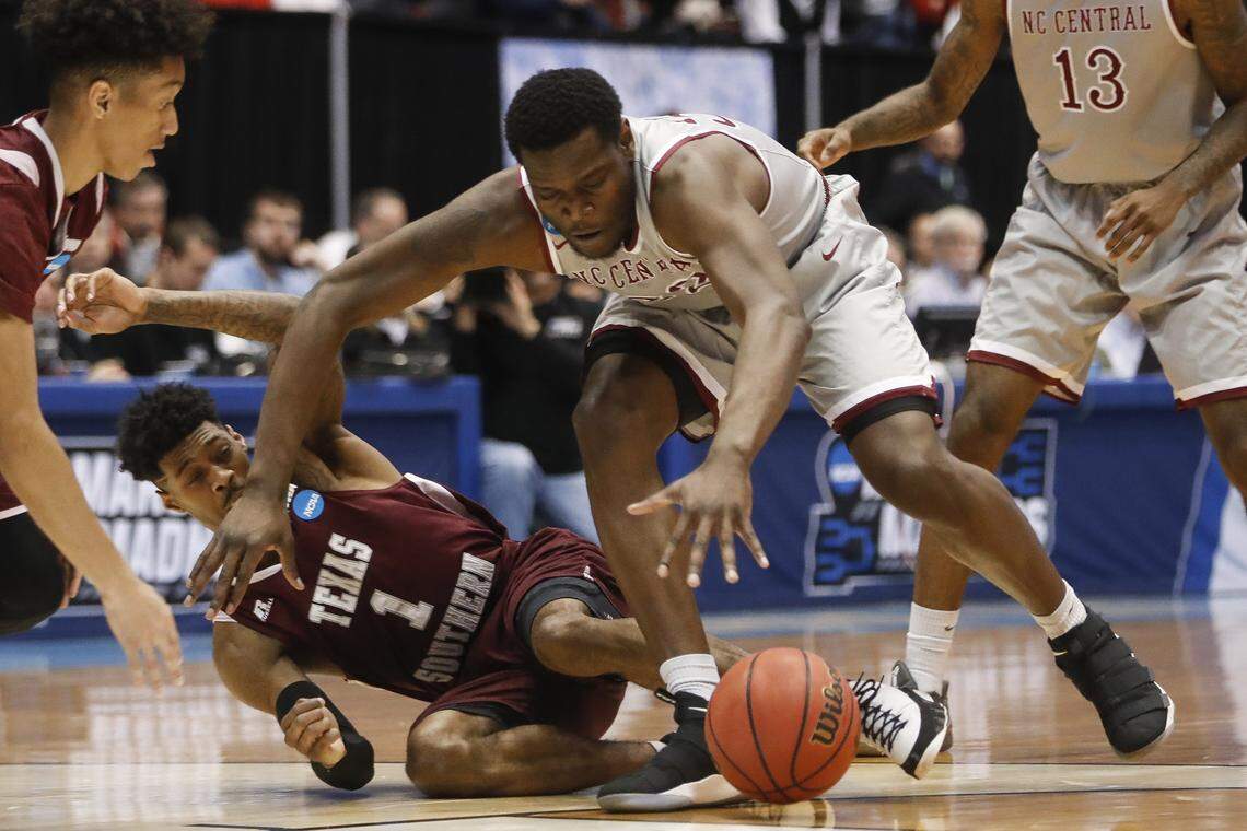 North Carolina Central's Dominique Reid, center, and Texas Southern's Donte Clark (1) scramble for a loose ball during the second half.
