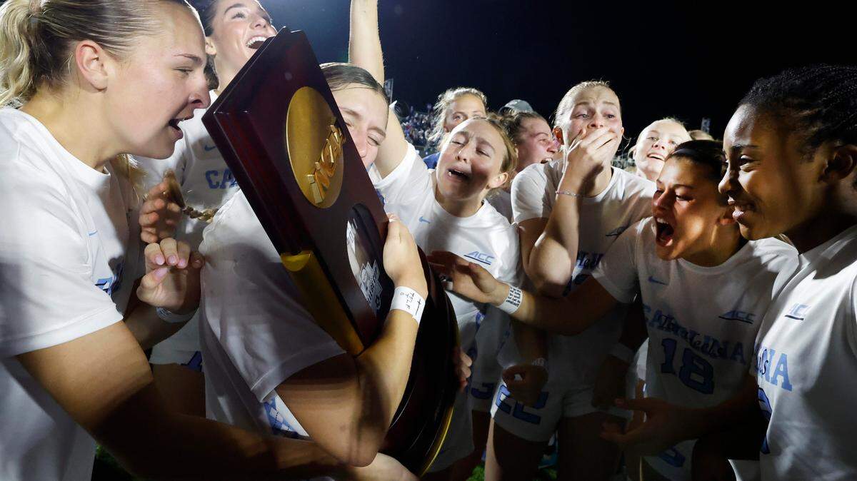 North Carolina’s Emerson Elgin (6) kisses the championship trophy after UNC’s 1-0 victory over Wake Forest in the finals of the 2024 Women’s College Cup at WakeMed Soccer Park in Cary, N.C., Monday, Dec. 9, 2024.