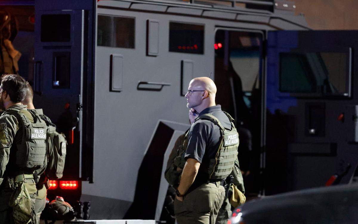 Police gather at the Aldi on New Bern Avenue in Raleigh, Thursday evening, Oct. 13, 2022.