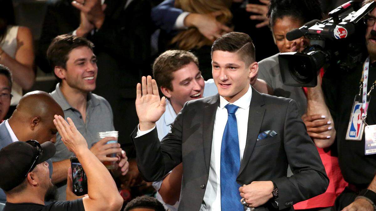 Duke's Grayson Allen makes his way to the stage after he was picked 21st overall by the Utah Jazz during the NBA basketball draft in New York, Thursday, June 21, 2018.
