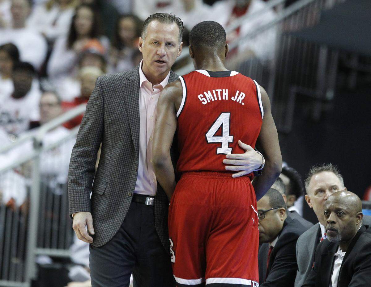 N.C. State head coach Mark Gottfried talks with Dennis Smith Jr. (4) during the first half of N.C. State’s game against Louisville at the KFC Yum! Center in Louisville, Ky. Sunday, Jan. 29, 2017.
