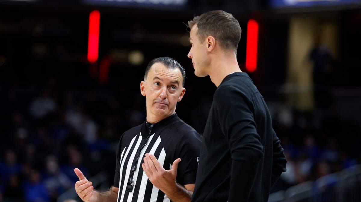 Duke head coach Jon Scheyer talks with official Roger Ayers during the second half of Kansas’ 69-64 victory over Duke in the State Farm Champions Classic in Indianapolis, Ind. Tuesday, Nov. 15, 2022.