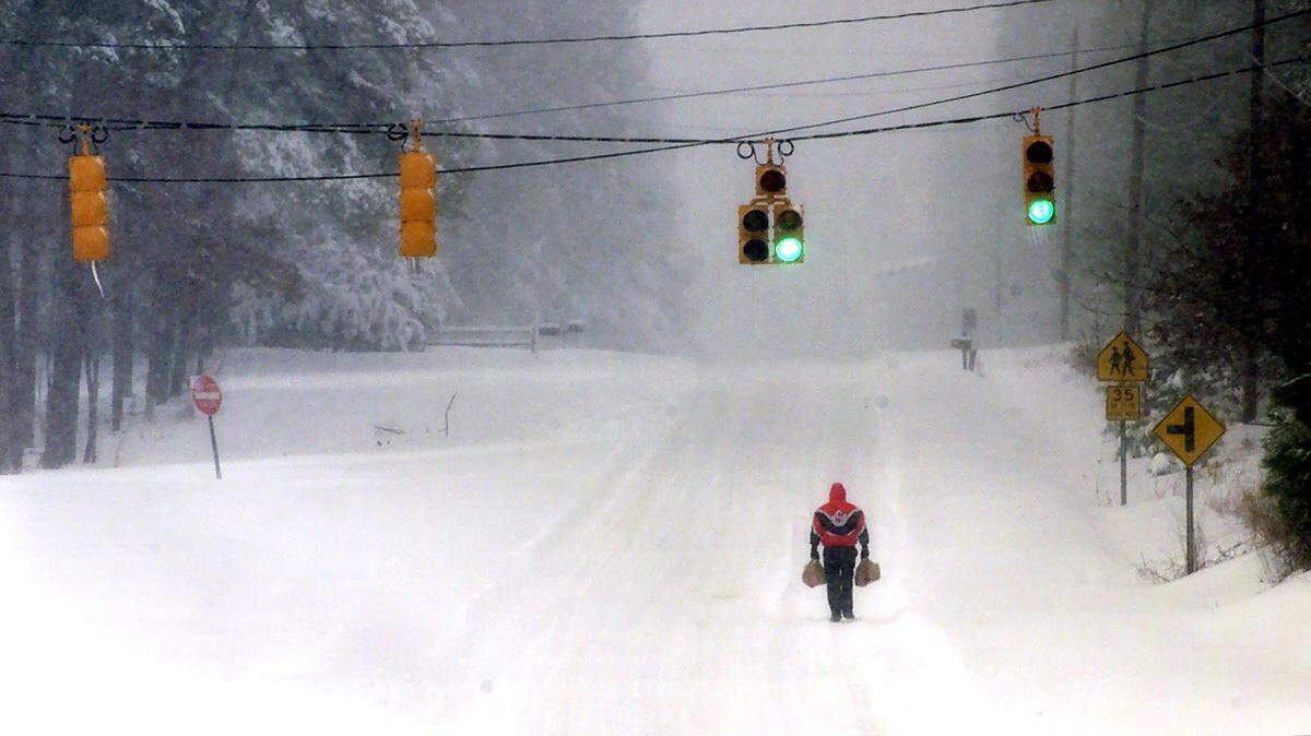 A pedestrian makes his way back home from a trip to the grocery store on Edwards Mill Road in Raleigh in January 2000.