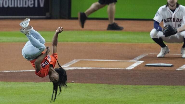 Simone Biles does backflip before throwing out World Series first pitch