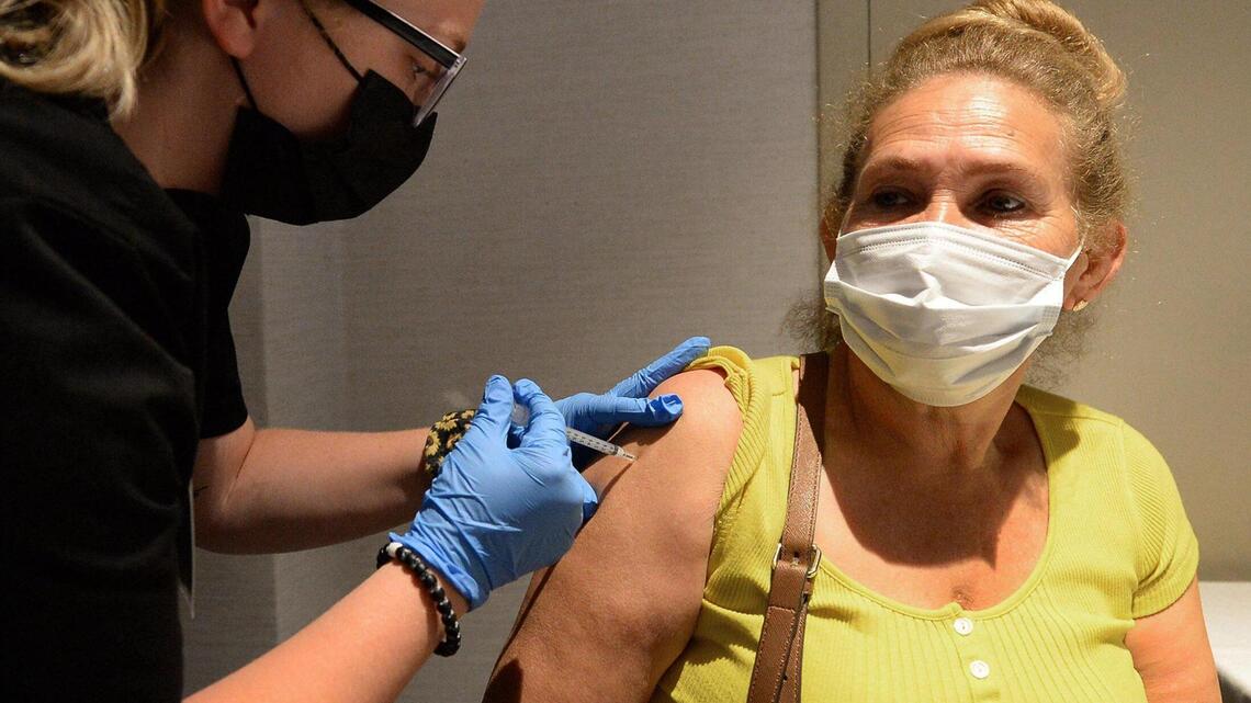 How does Mecklenburg compare in vaccination rate to counties in NC and across the US?