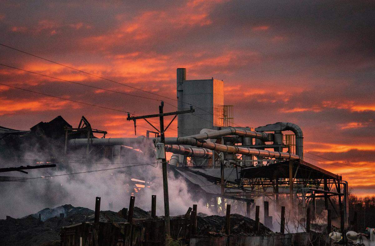 A Forsyth County environmental official said Wednesday that pollutants from a Winston-Salem fertilizer plant fire were above the EPA’s “hazardous” levels for days. Here, the sun sets over the Winston Weaver Co. fertilizer plant fire on Feb. 4, 2022, in Winston-Salem, N.C.