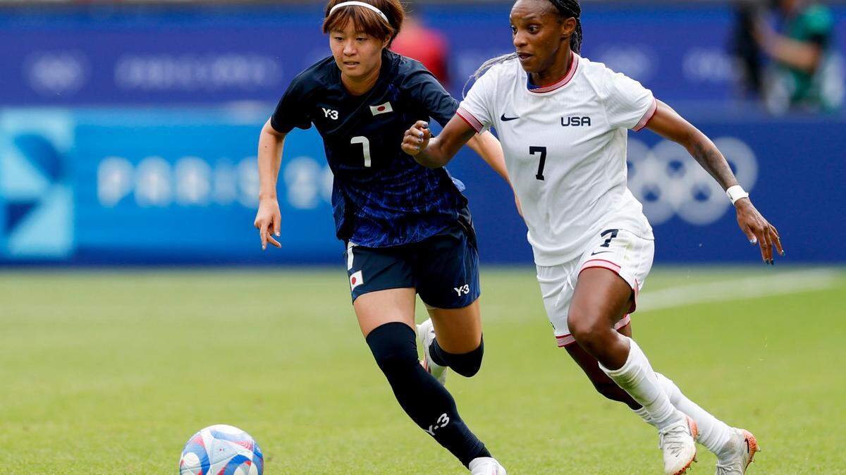 Aug 3, 2024; Paris, France; Japan midfielder Hinata Miyazawa (7) and United States forward Crystal Dunn (7) during the Paris 2024 Olympic Summer Games at Parc des Princes. Mandatory Credit: Yukihito Taguchi-USA TODAY Sports