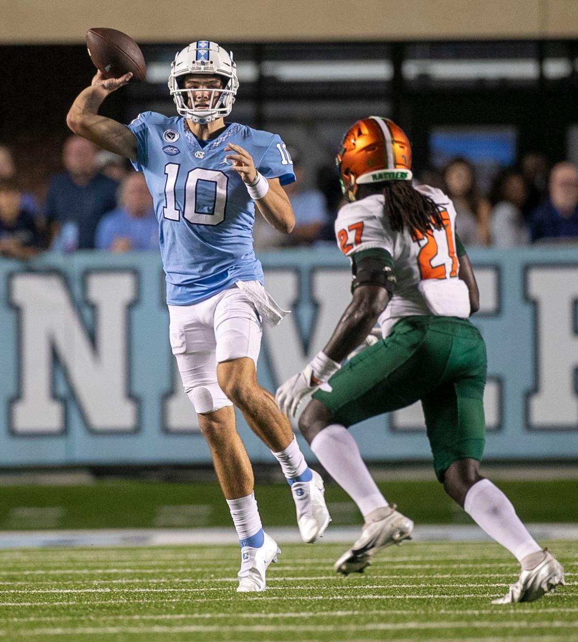 North Carolina quarterback Drake Maye (10) passes to Josh Downs in the first quarter against Florida A&M on Saturday, August 27, 2022 at Kenan Stadium in Chapel Hill, N.C.
