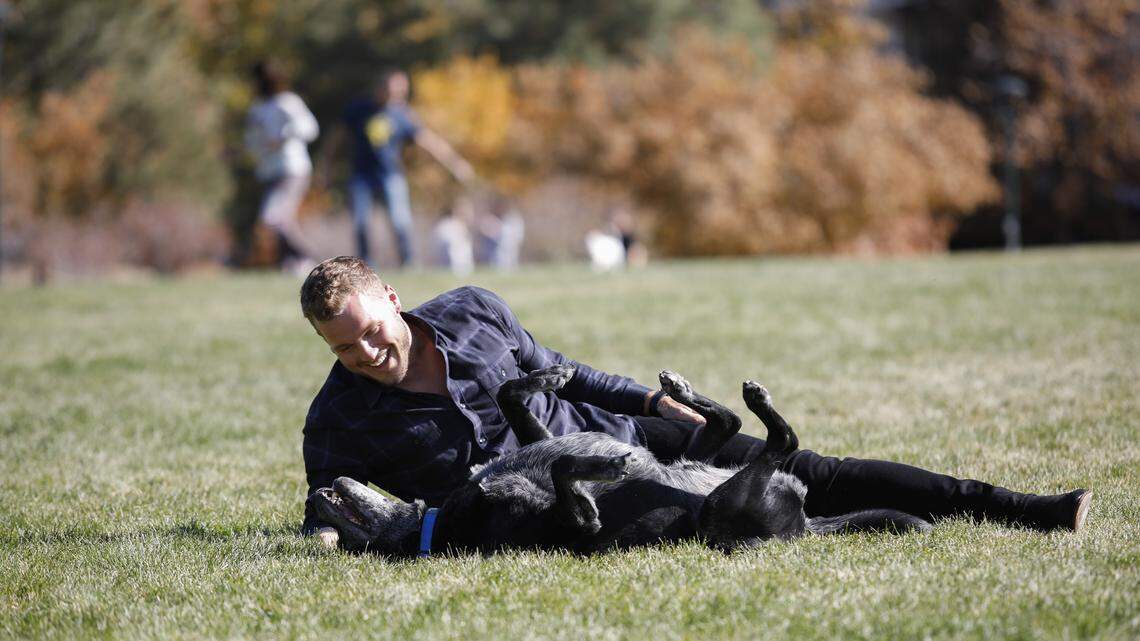 Colton Underwood with his dog Sniper on the February 18 episode of “The Bachelor” on ABC.
