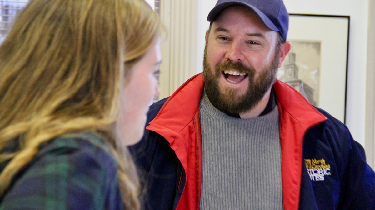 Matthew Young, manager of the CSS Neuse Historic Site, talking to a UNC-CH student.