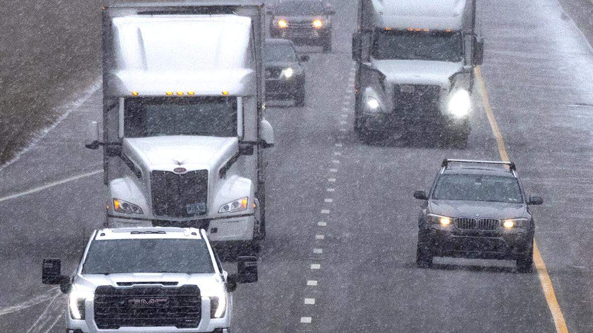 Snow begins to accumulate on the edges of I-95 as drivers head south near Micro in Johnston County, Saturday morning.