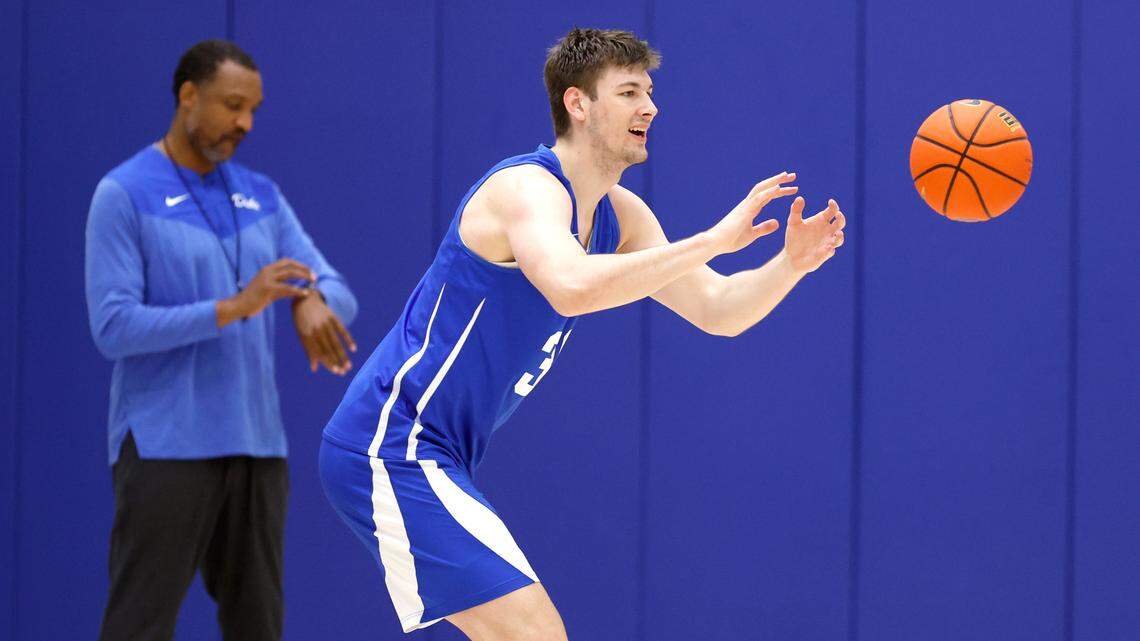 Duke’s Kyle Filipowski (30) pulls in the pass during the basketball team’s workout at the K Center practice courts in Durham, N.C., Wednesday, July 12, 2023. Associate head coach Chris Carrawell stands to the left.