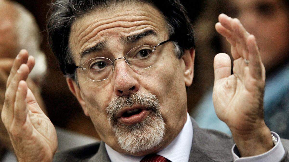 Attorney David Rudolf continues his questioning of SBI assistant director Erik Hook at the Durham County Courthouse in Durham, N.C. Wednesday Dec.7, 2011 during the Michael Peterson hearing requesting a new trial.