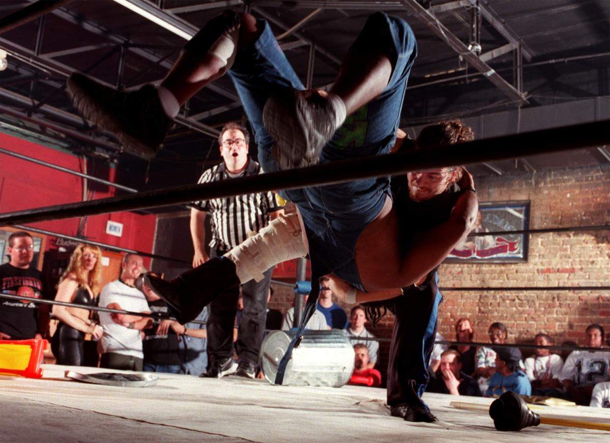 Natrone Steele bodyslams Uncle Tom Kettle in a weapons match during Southern Championship Wrestling’s live show at the Berkeley Cafe in 1999/ Staff/ Jeff Chiu