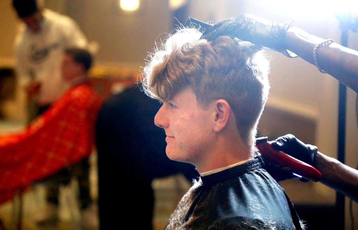 N.C. State quarterback Ben Finley gets his hair cut during a Wolfpack get together at the team hotel in San Diego, CA Sunday, Dec. 26, 2021.