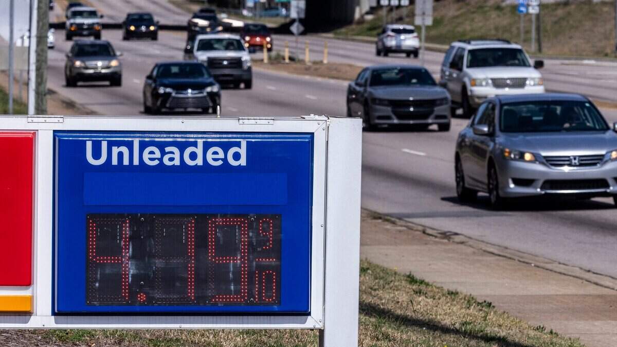 South Carolina gas prices have tumbled over the past couple of weeks.