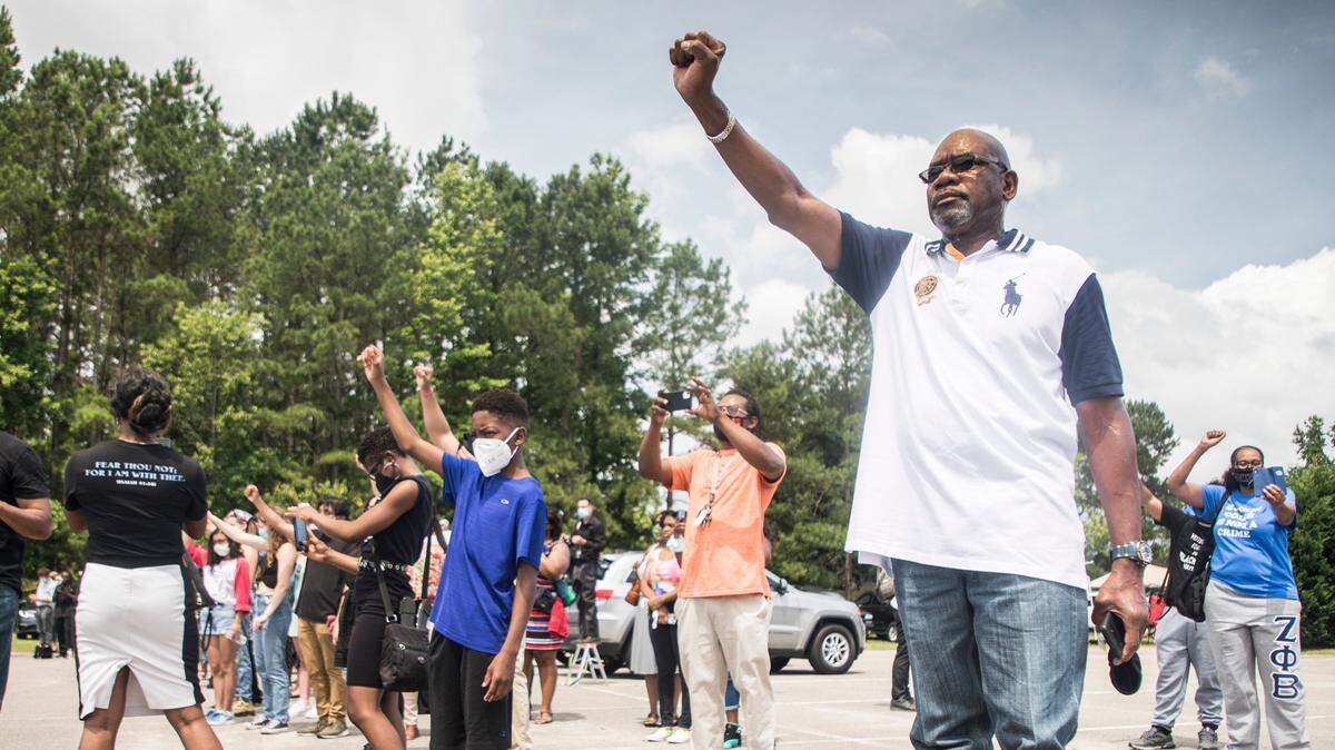 Hundreds pay their respects to George Floyd, NC native, at his Hoke County memorial