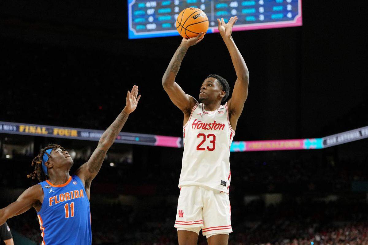 Houston Cougars guard Terrance Arceneaux (23) shoots the ball as Florida Gators guard Denzel Aberdeen (11) defends during the national championship game of the Final Four of the 2025 NCAA Tournament at the Alamodome.