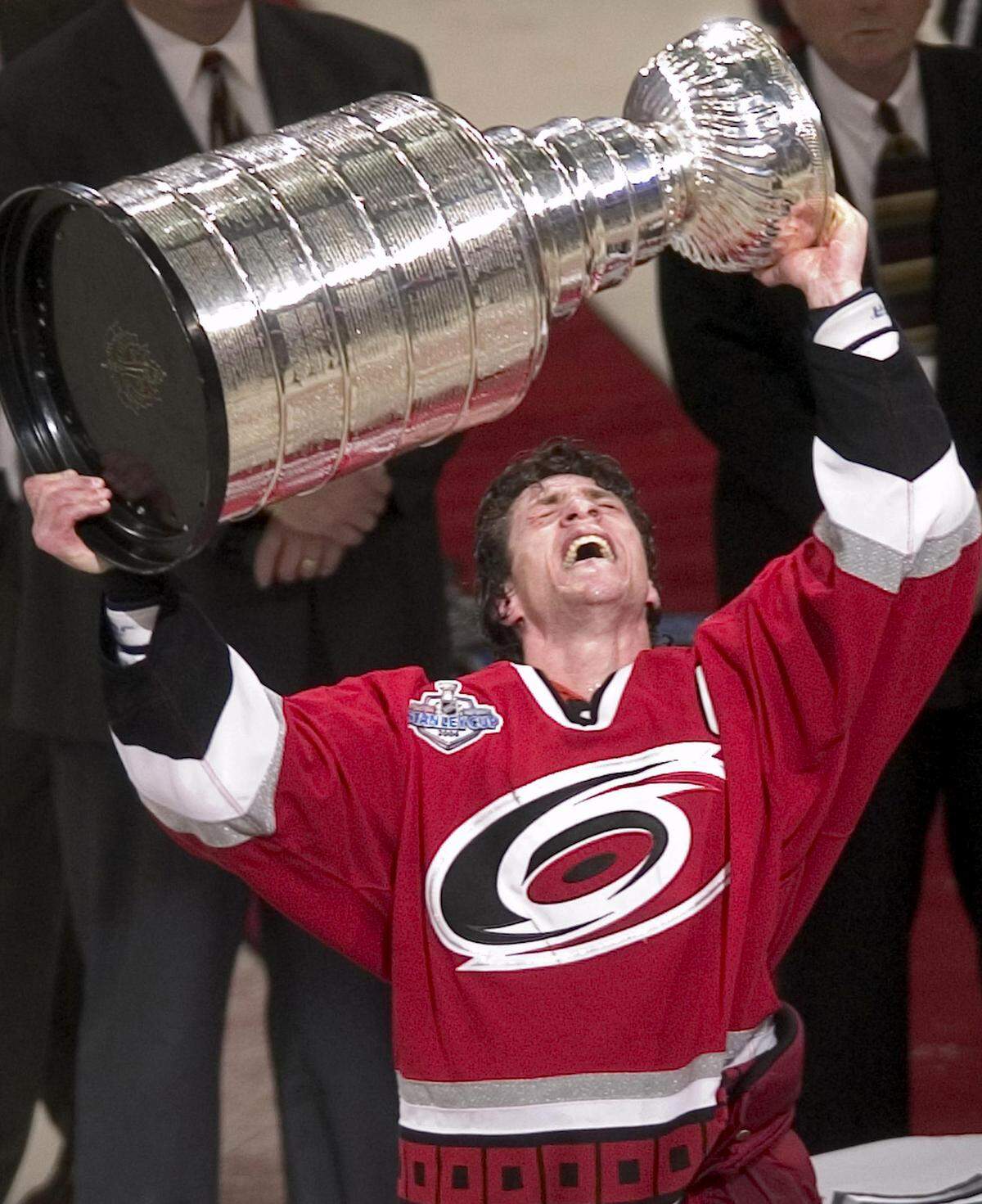 ... Brind’Amour hoists the Stanley Cup...