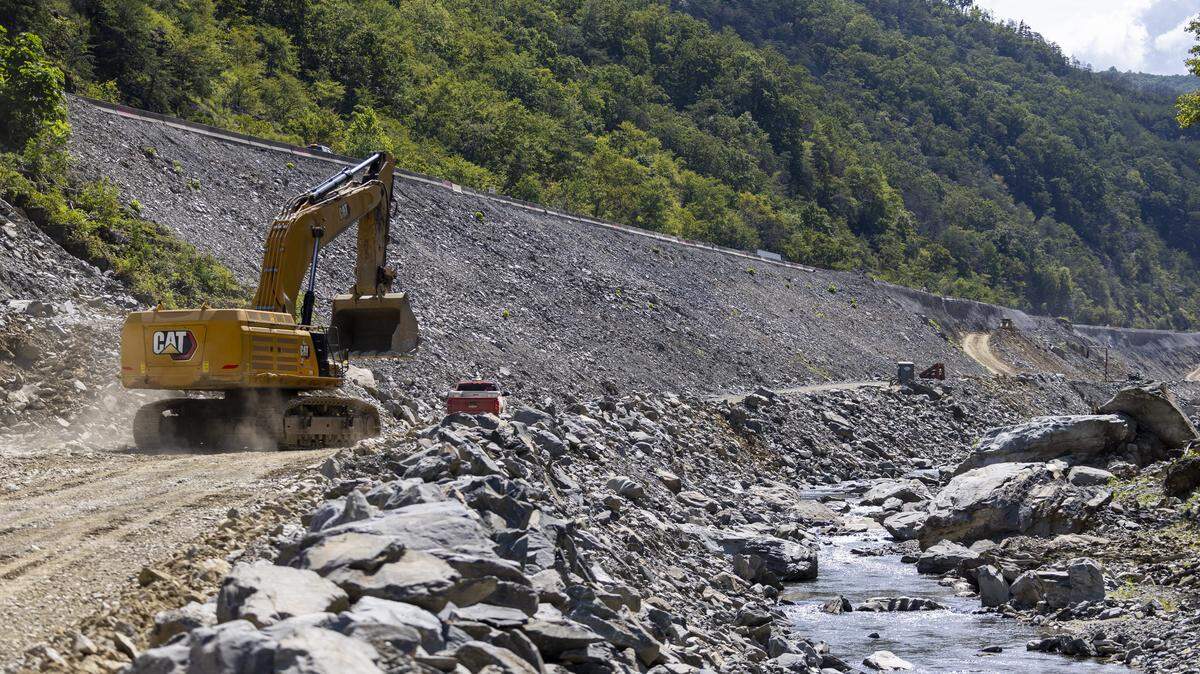 Construction continues Thursday, Aug. 28, 2025, on Interstate 40 in the Pigeon River Gorge near the North Carolina-Tennessee border, nearly a year after the remnants of Hurricane Helene dropped historic rainfall that washed away more than a mile of the eastbound lanes and the ground beneath them.