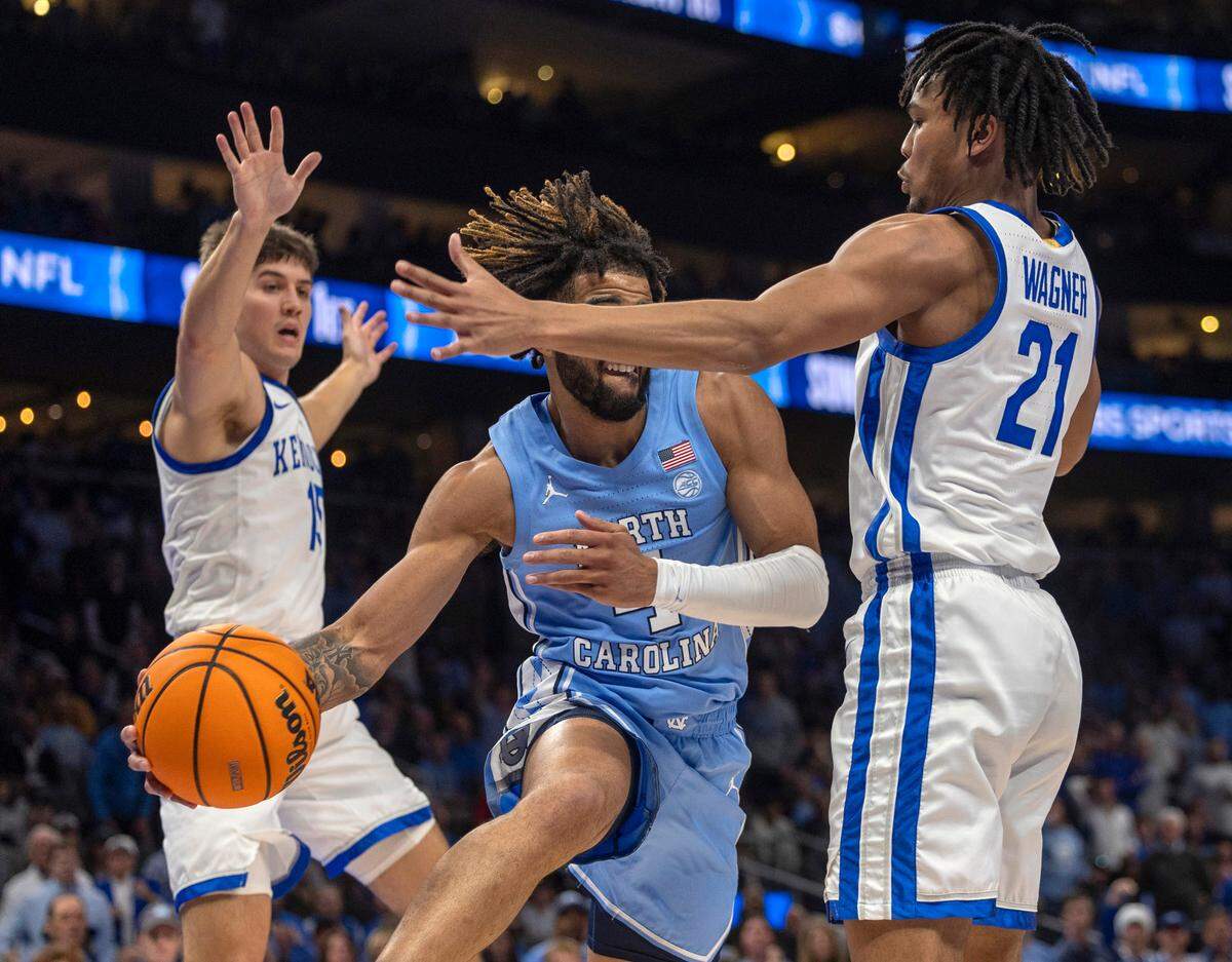 Kentucky’s D.J. Wagner (21) defends North Carolina’s R.J. Davis (4) in the first half on Saturday, December 16, 2023 at State Farm Arena in Atlanta, Georgia.