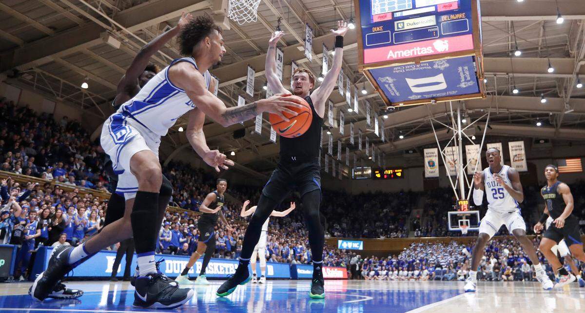 Duke’s Dereck Lively II (1) passes to Mark Mitchell (25) during Duke’s 92-58 victory over Delaware at Cameron Indoor Stadium in Durham, N.C., Friday, Nov. 18, 2022.