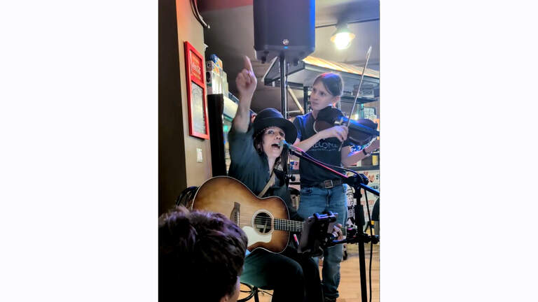 Hey, hey, hey, what’s going on? Linda Perry plays surprise show at this Raleigh shop