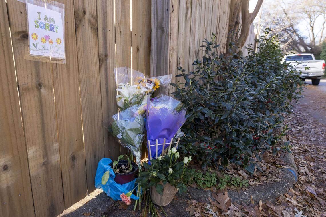 A hand-made note and a small memorial of flowers sit outside the home of Zoe Welsh at 819 Clay Street in Raleigh on Wednesday, Jan. 7, 2026. Welsh, a Wake County teacher, died during  a burglary in her home on Saturday Jan. 3, 2026.