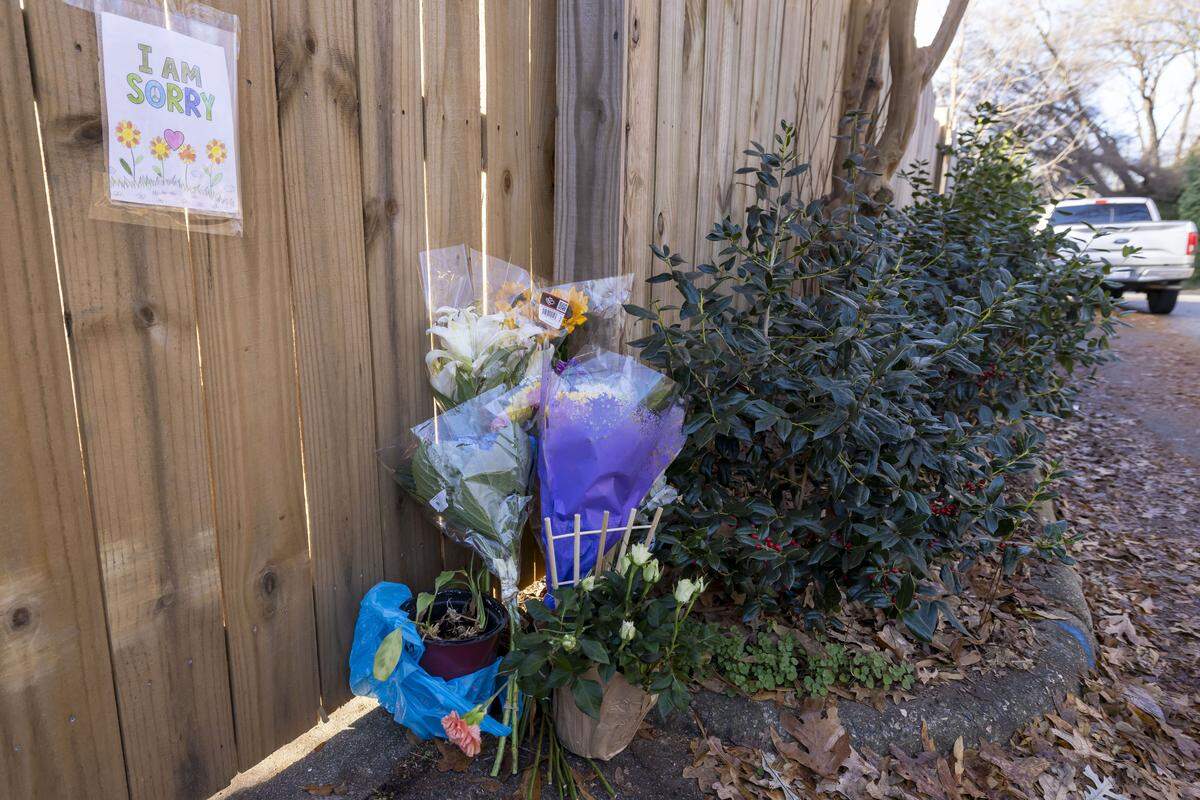 A hand-made note and a small memorial of flowers sit outside the home of Zoe Welsh at 819 Clay Street in Raleigh on Wednesday, Jan. 7, 2026. Welsh, a Wake County teacher, died during  a burglary in her home on Saturday Jan. 3, 2026.