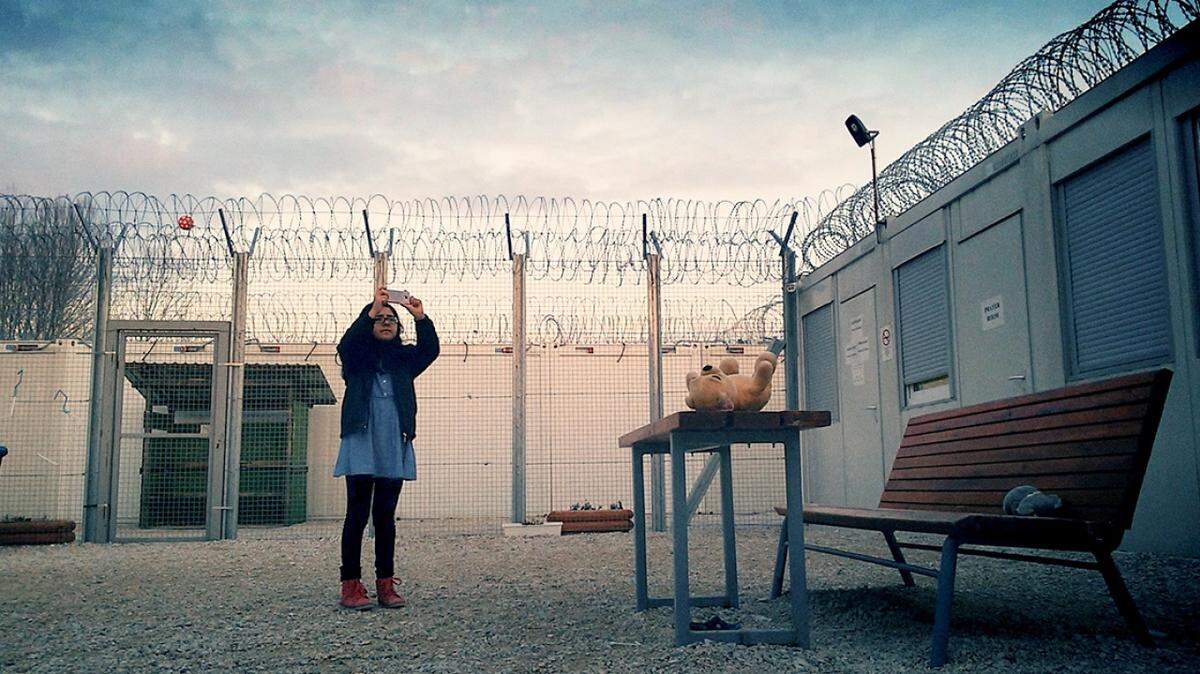In “Midnight Traveler,” Afghan director Hassan Fazili documents his family’s journey from Afghanistan to Germany, revealing the dangers facing refugees seeking asylum.