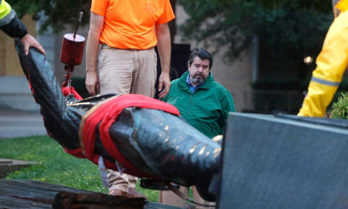 Frank Daniels III, a former executive editor of The News & Observer, watches as the statue of his great-grandfather Josephus Daniels is removed from Raleigh’s Nash Square early Tuesday morning, June 16, 2020.