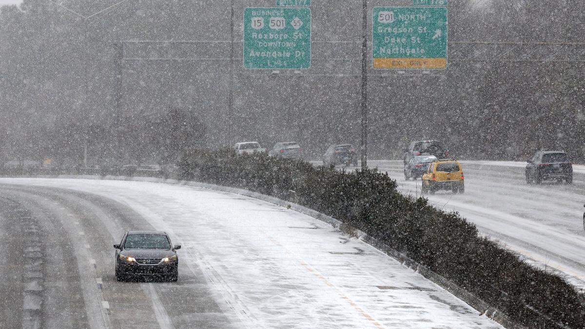 Snow falls as traffic moves along Interstate 85 on Saturday, Jan. 31, 2026, in Durham, N.C.