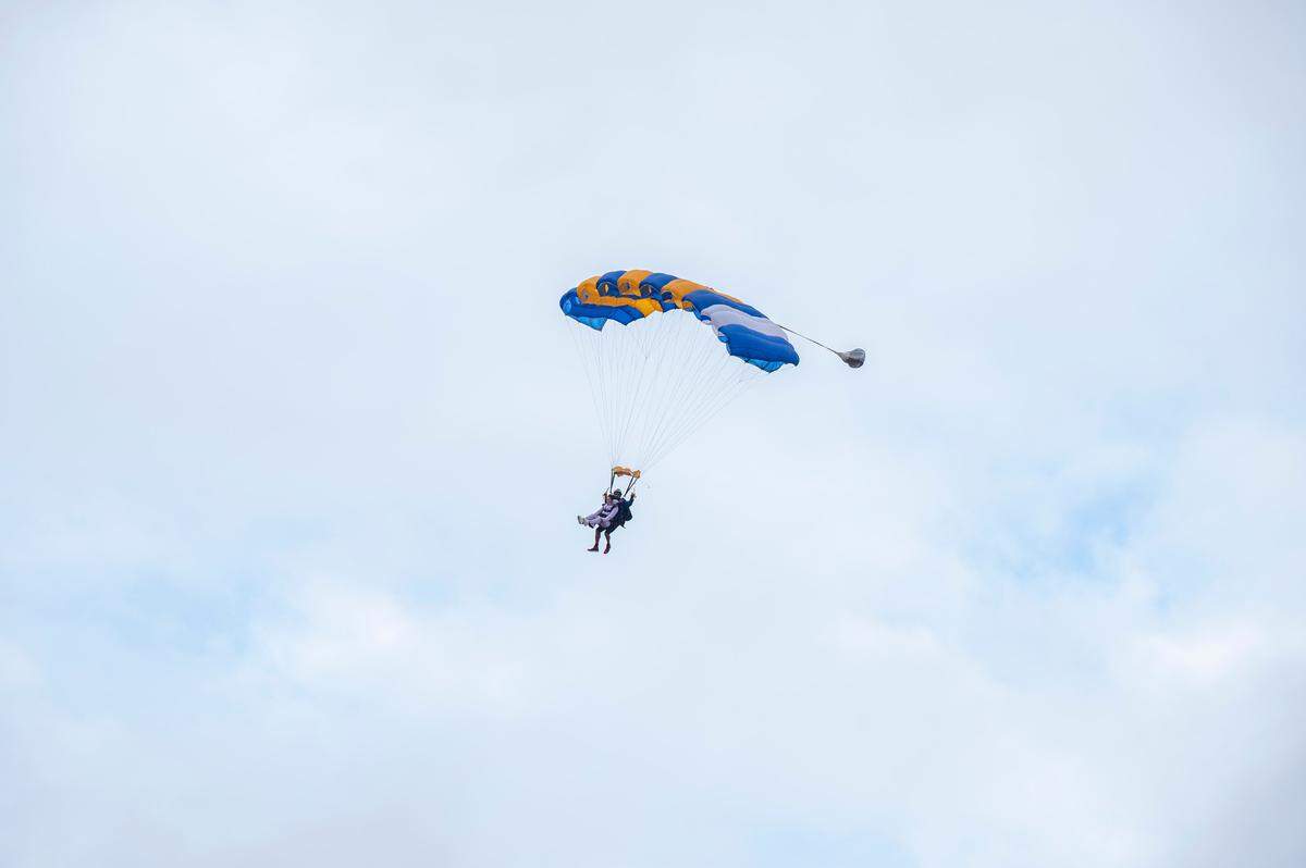 Marcus Shoberg of Raleigh NC and “Bachelorette” star Jenn Tran on a skydiving date during Week 2 of the ABC series.