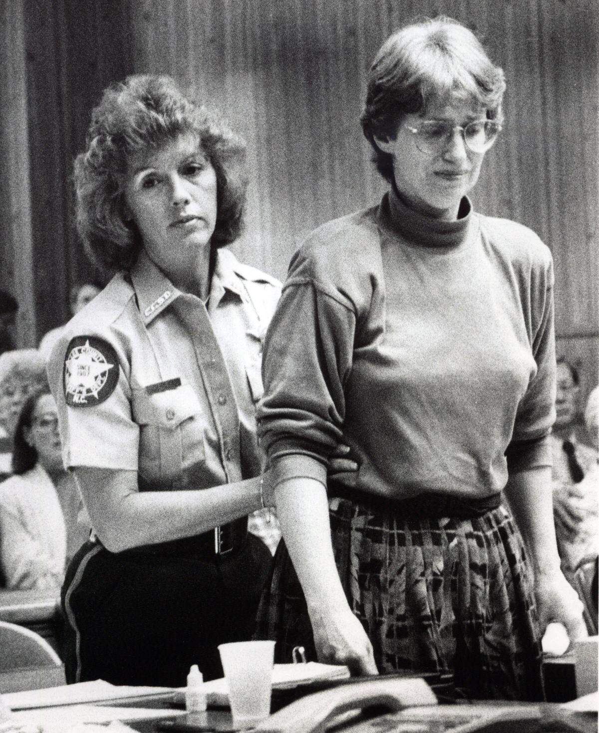 Lee County Deputy Sheriff Peggy Godfrey leads Barbara Stager out of the courtroom in 1989 after Stager was given the death penalty for the murder of her second husband Russ Stager.