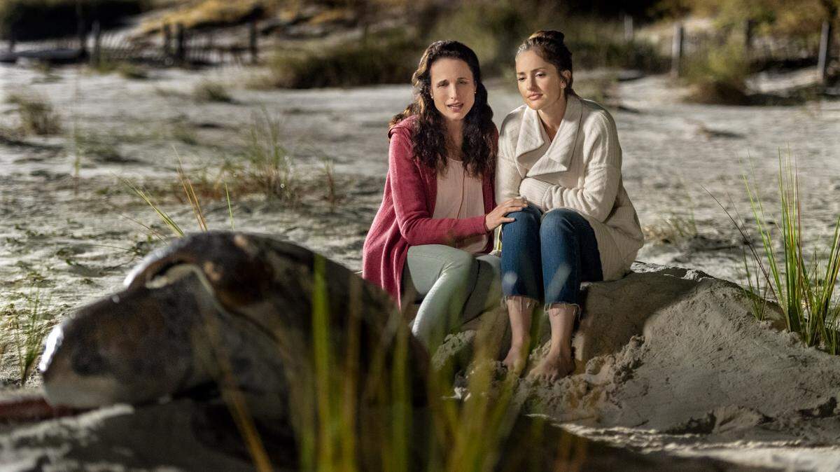Andie MacDowell, left, and Minka Kelly in the Hallmark Hall of Fame movie "The Beach House."