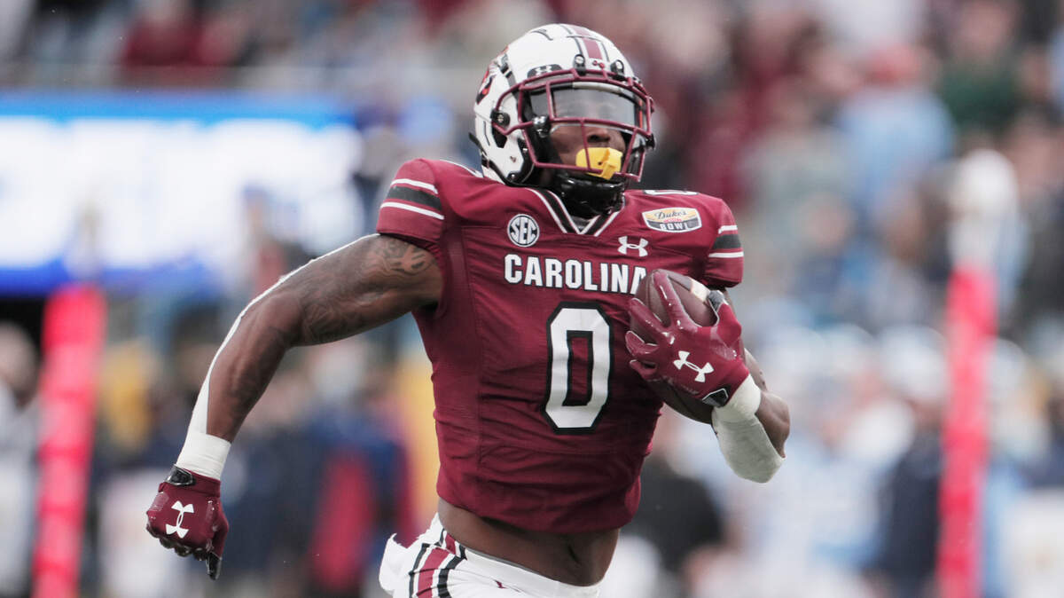 South Carolina Gamecocks tight end Jaheim Bell (0) score a touchdown against North Carolina at the Duke’s Mayo Bowl at Bank of America Stadium in Charlotte, North Carolina on Thursday, December 30, 2021.