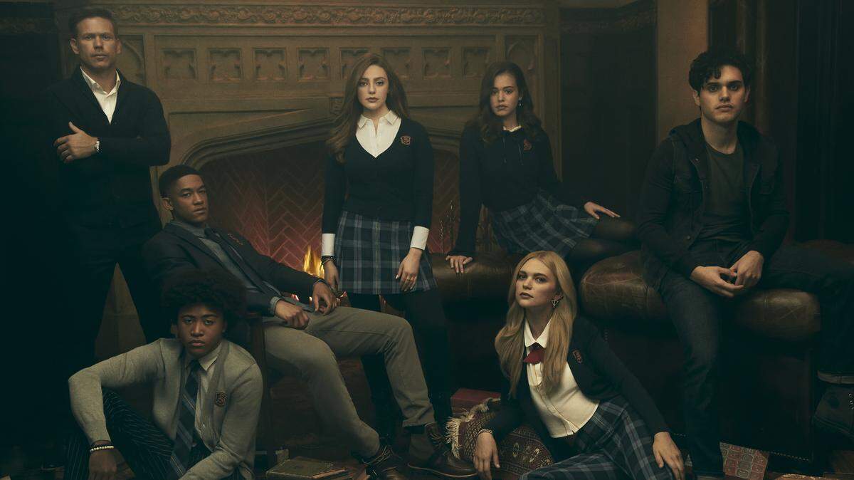 (L-R): Matthew Davis as Alaric, Quincy Fouse as Milton Greasley / MG, Peyton Alex Smith as Rafael, Danielle Rose Russell as Hope, Kaylee Bryant as Josie, Jenny Boyd as Lizzie and Aria Shahghasemi as Landon The CW series “Legacies.”