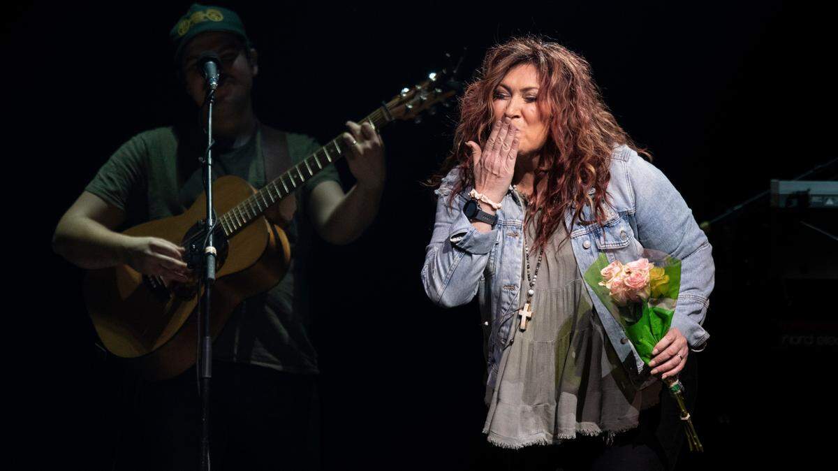 Jo Dee Messina blows a kiss to a fan who gave her flowers as she opens for Reba McEntire in concert at Raleigh, N.C.’s PNC Arena in December 2022. Messina will be heading to the Grange Fair to perform later this year, on Aug. 16.