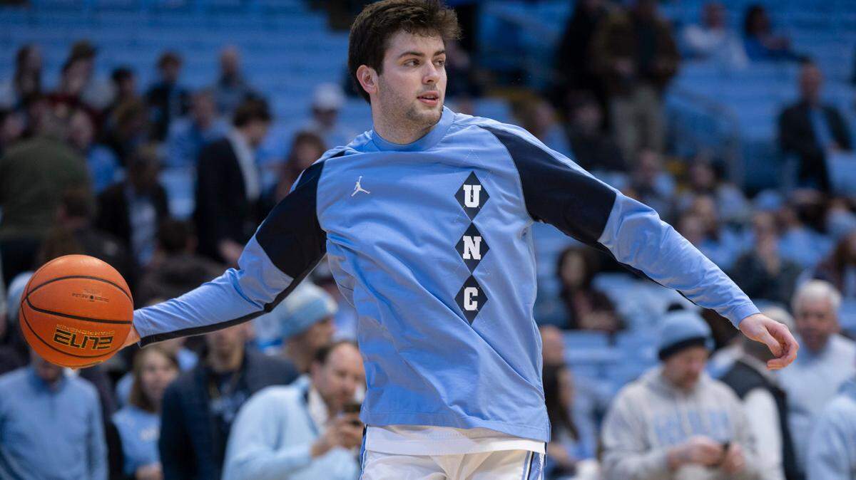 North Carolina’s Duwe Farris (34) warms up prior to the Tar Heels’ game against Louisville on Wednesday, January 17, 2023 at the Smith Center in Chapel Hill, N.C.
