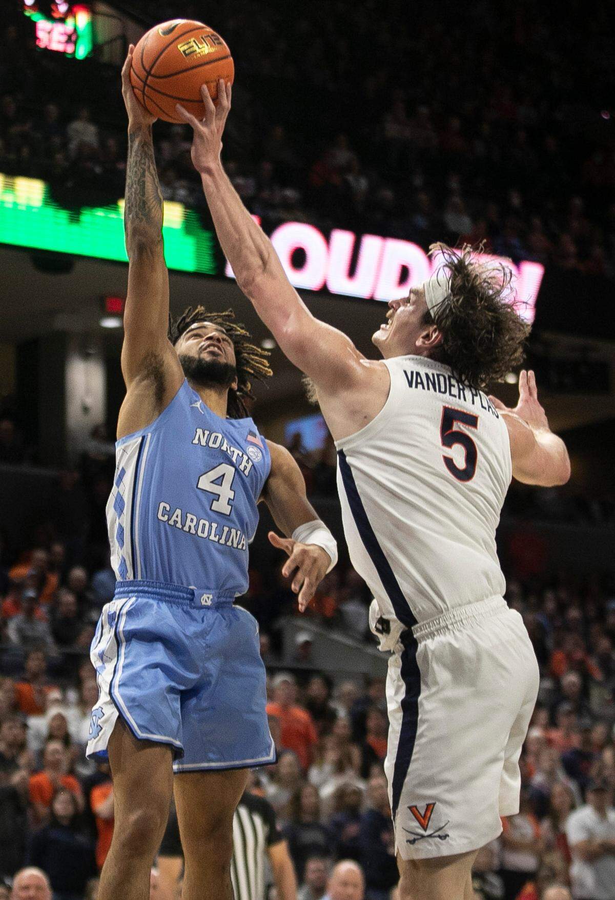 Virginia’s Ben Vander Plas (5) blocks a shot by North Carolina’s R.J. Davis (4)) during the second half on Tuesday, January 10, 2023 at John Paul Jones Arena in Charlottesville, Va.