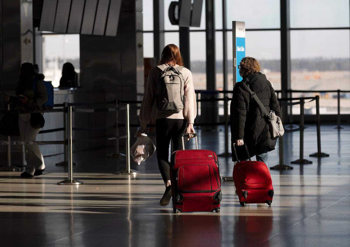 Two airports in North Carolina are home to one of the best airport bars in the country. 