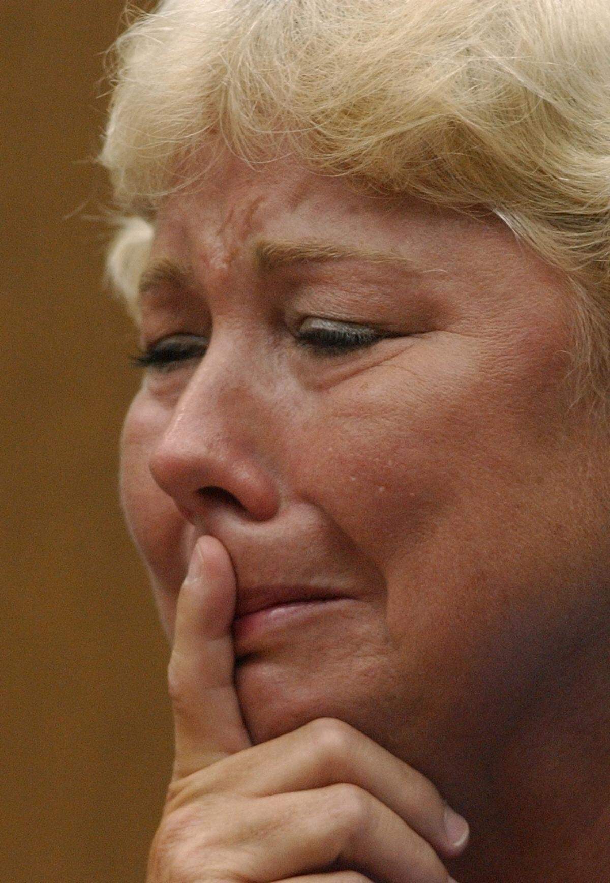 Cheryl Appel-Schumacher breaks down as she talks about the morning Elizabeth Ratliff was found dead in Germany in 1985. Appel-Schumacher came all the way from Germany to take part in a hearing to determine whether or not Ratliff’s death would be allowed into evidence in the Michael Peterson trial.