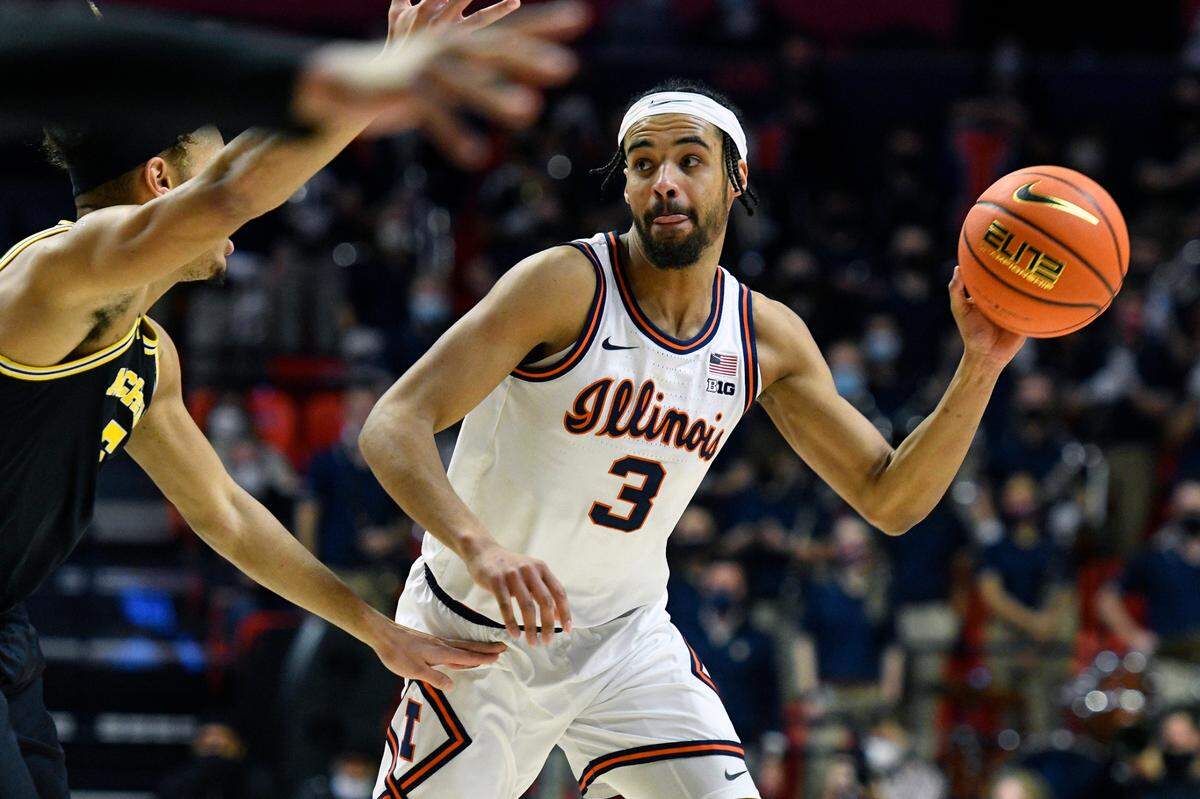 Illinois’ Jacob Grandison (3) passes during the first half of an NCAA college basketball game against Michigan, Friday, Jan. 14, 2022.