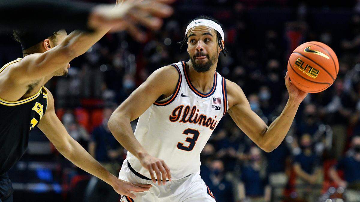 Illinois’ Jacob Grandison (3) passes during the first half of an NCAA college basketball game against Michigan, Friday, Jan. 14, 2022.
