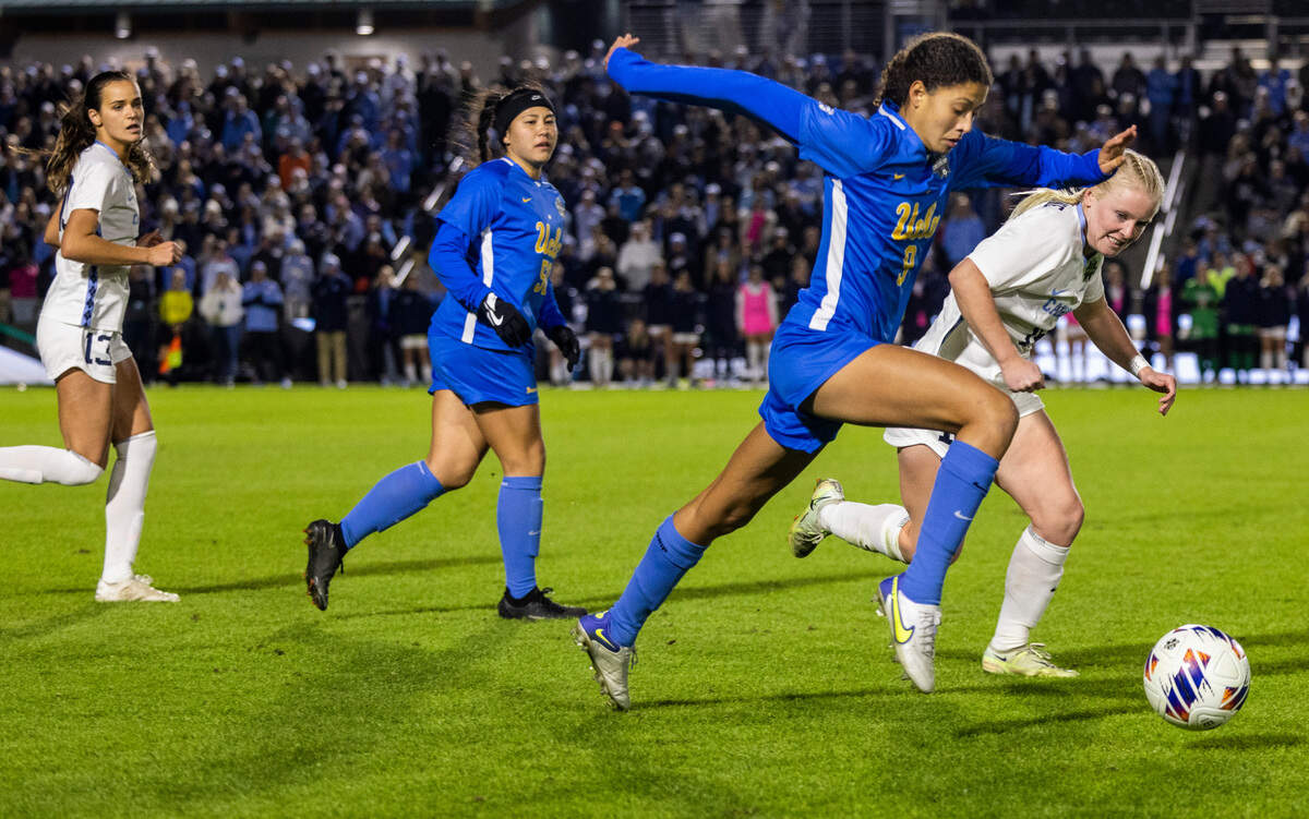 UNC-Chapel Hill’s Aleigh Gambone (16) and UCLA’s Solia Cook (9) battle for the ball during the NCAA Division I Championship at WakeMed Soccer Park in Cary Monday, Dec. 5, 2022. UCLA won 3-2 in overtime.