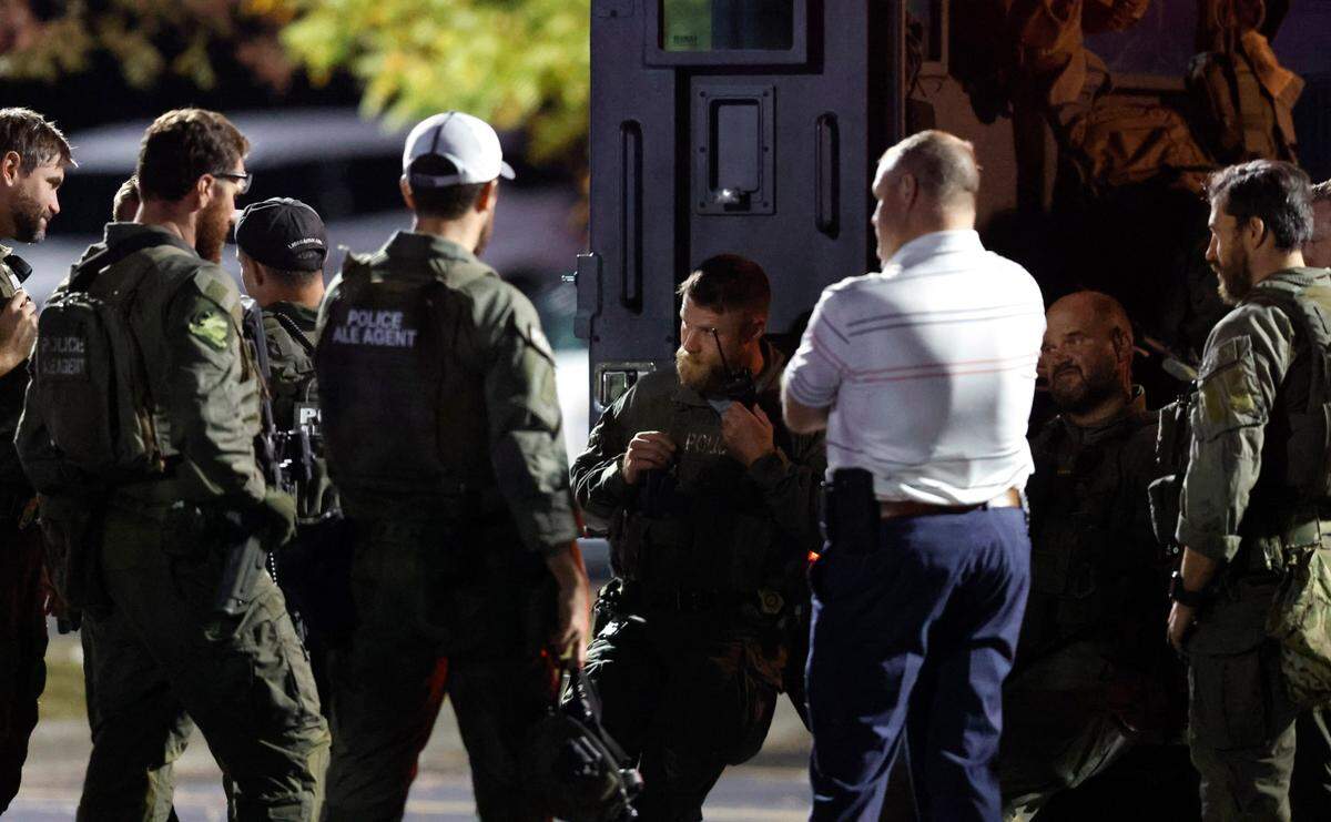 Police gather at the Aldi on New Bern Avenue in Raleigh, Thursday evening, Oct. 13, 2022.