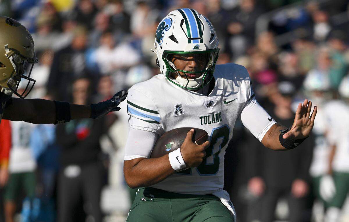 Tulane Green Wave quarterback Darian Mensah (10) rushs during their game against the Navy Midshipmen at Navy-Marine Corps Memorial Stadium in Nov. 2024.
