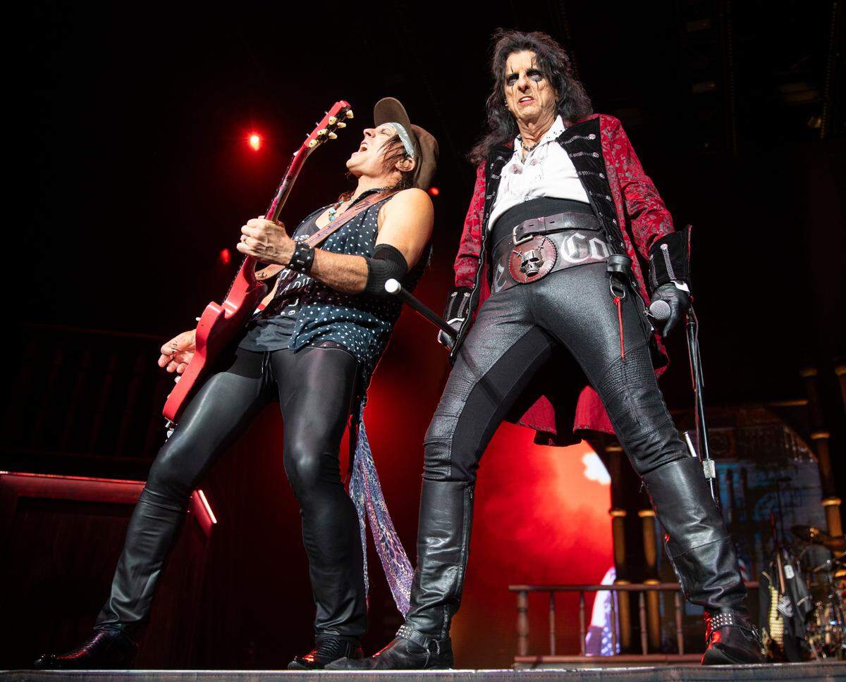 Ryan Roxie (left) joins Alice Cooper at center stage.